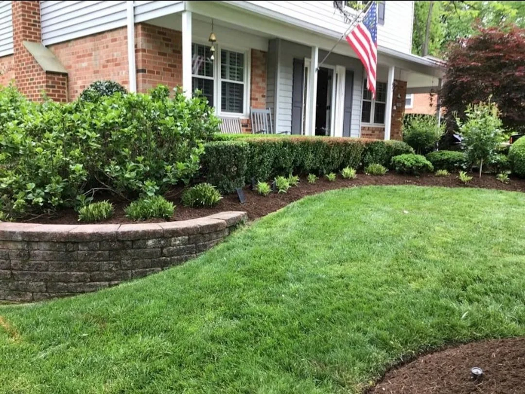 Clean landscaping, mulch, planting, and lawn in Novi Michigan